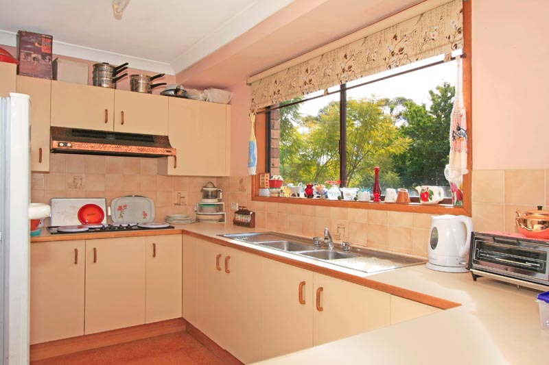 Superb Brick Home with Plenty of Space for the Whole Family! Picture 3