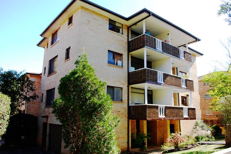 Modern Unit in a Great Location Picture 3