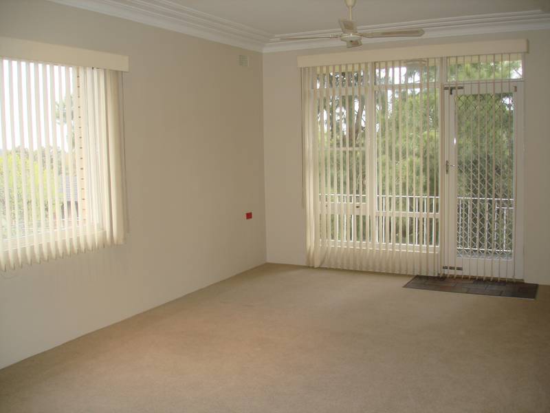 Lock-up Garage and a Balcony!! Picture 3