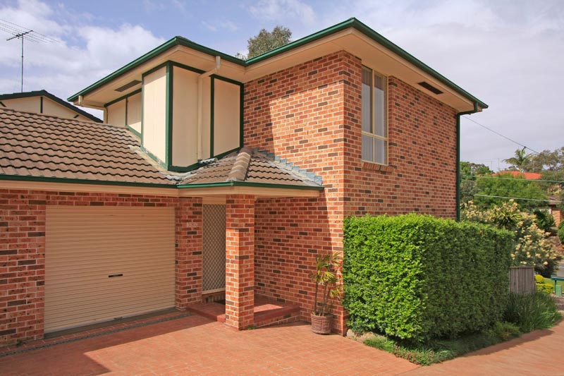 3 Bedroom Duplex with Low Maintenance Yard Picture 1