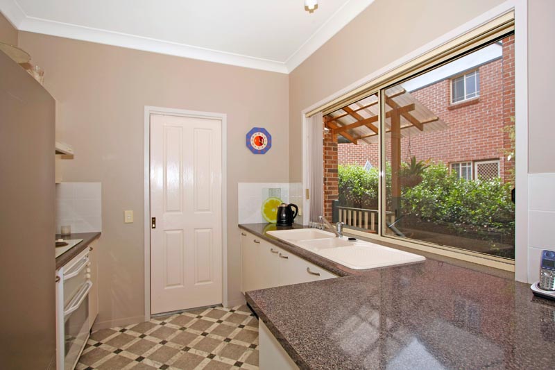 3 Bedroom Duplex with Low Maintenance Yard Picture 3