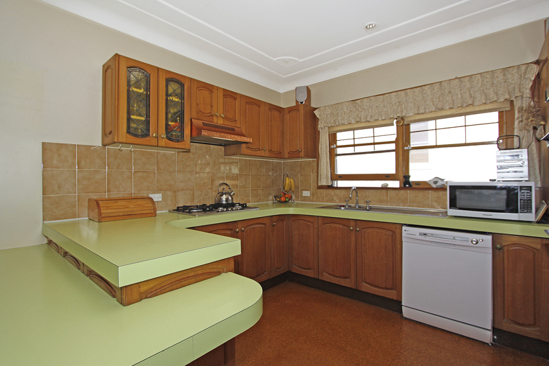 Superb Family Home Complete with In-Ground Pool Picture 3