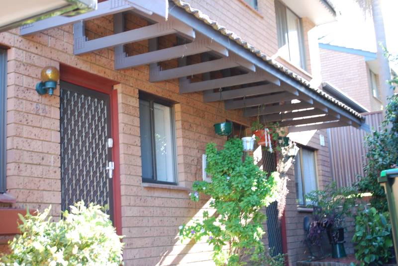 Great 2 Bedroom Townhouse with Room to Move Picture 1