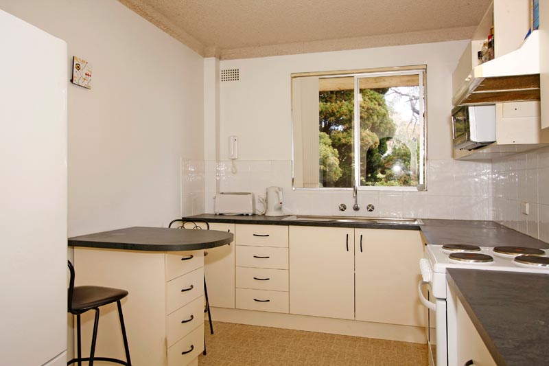 Light & Bright Top Floor 2 Bedroom with Only 1 Common Wall Picture 3