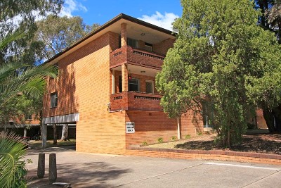 Light & Bright Top Floor 2 Bedroom with Only 1 Common Wall Picture