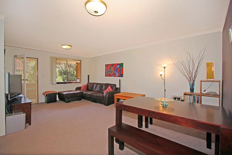 Light & Bright Top Floor 2 Bedroom with Only 1 Common Wall Picture 2