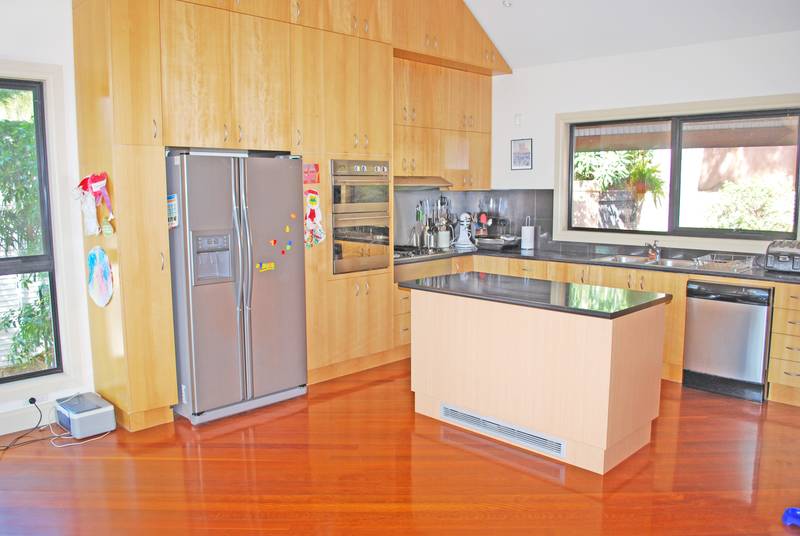 Executive Style Family Residence in Lovely Oyster Bay Picture 2