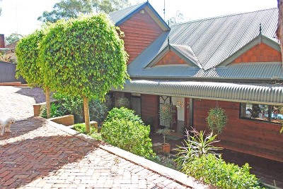 Executive Style Family Residence in Lovely Oyster Bay Picture Executive Style Family Residence in Lovely Oyster Bay Picture