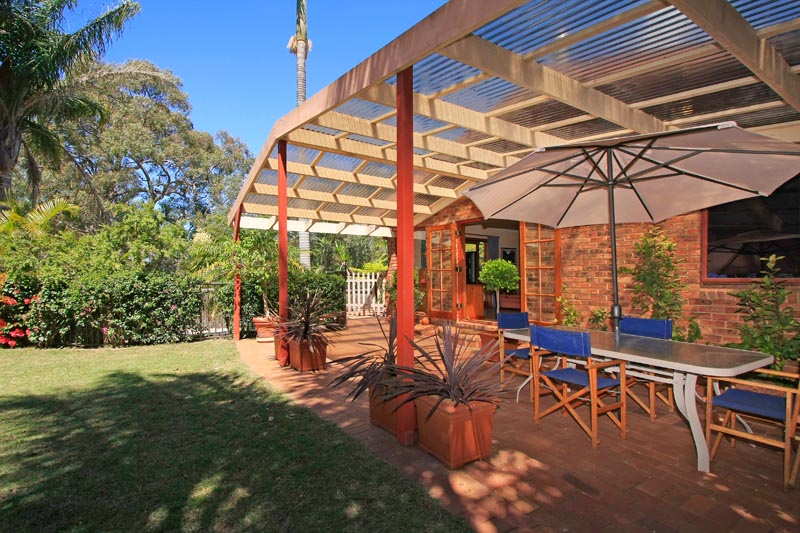 Single Level Family Home, 1441sqm of Park Like Grounds Picture 2