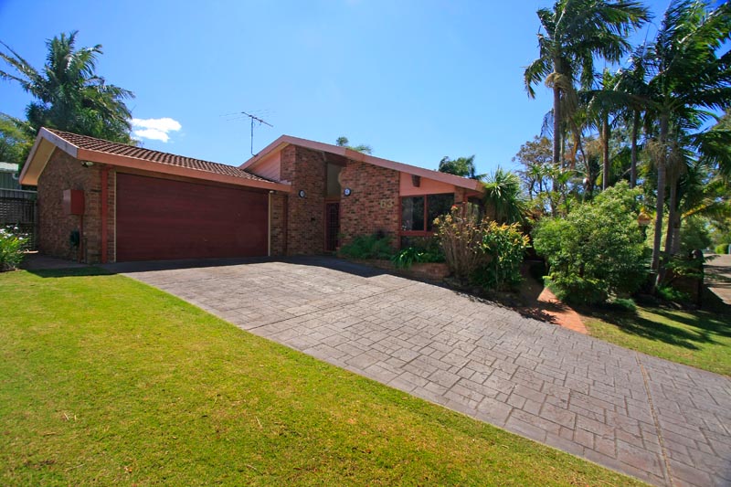 Single Level Family Home, 1441sqm of Park Like Grounds Picture 1