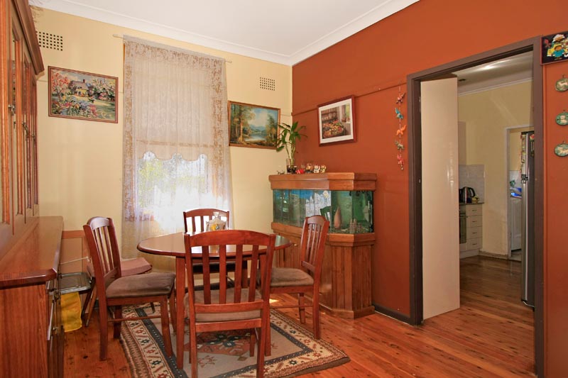 3 bedroom home on huge 942sqm block Picture 3