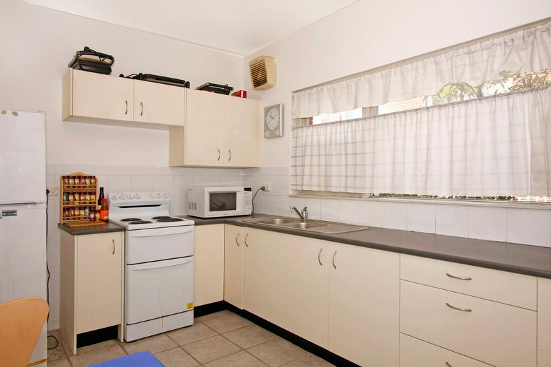 Sunny 2 bedroom Unit in small complex of 4 Picture 3