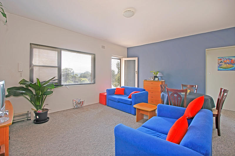 Sunny 2 bedroom Unit in small complex of 4 Picture 2