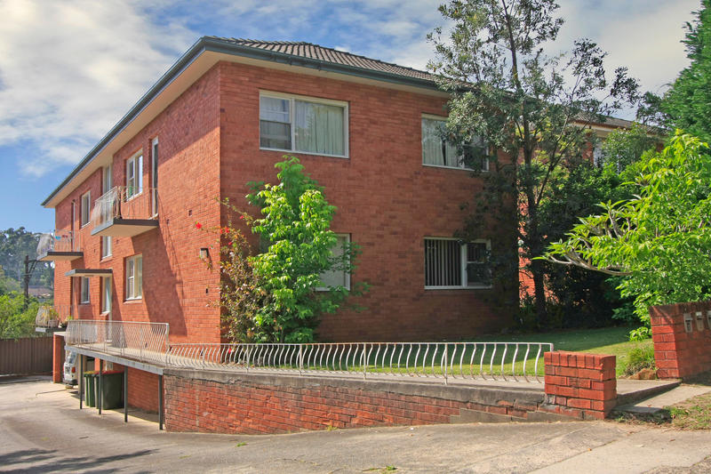 Sunny 2 bedroom Unit in small complex of 4 Picture 1