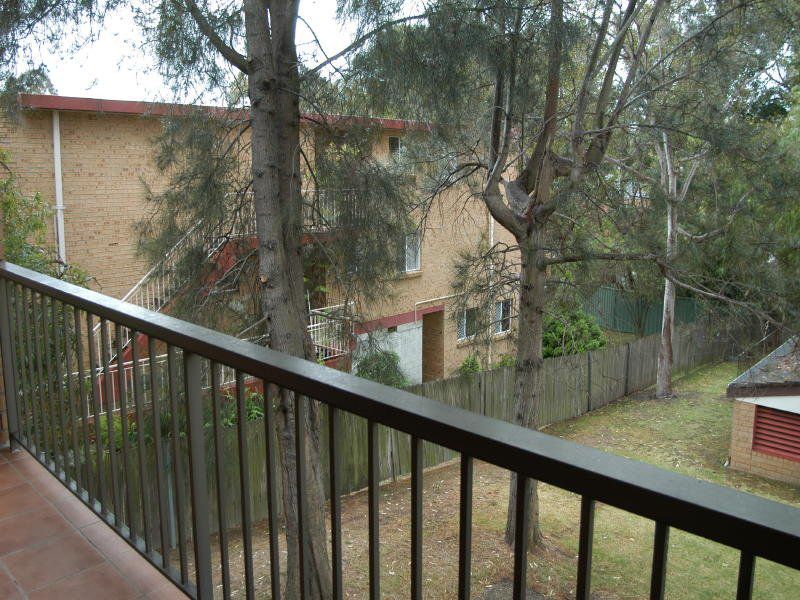 Modern Unit, Great Location! Picture 3