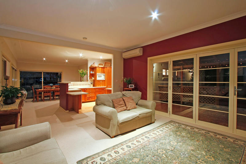 Sit Back, Relax & Enjoy Northerly Views of the Georges River Picture 2