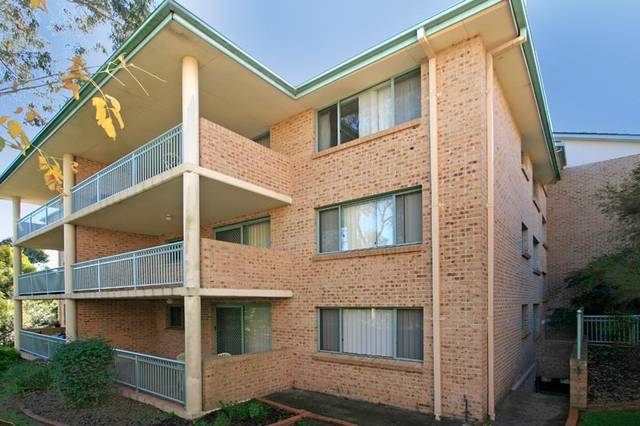 Conveniently Located Top Floor 2 Bedroom Unit Picture 1