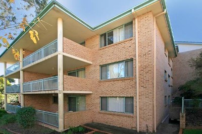 Conveniently Located Top Floor 2 Bedroom Unit Picture Conveniently Located Top Floor 2 Bedroom Unit Picture
