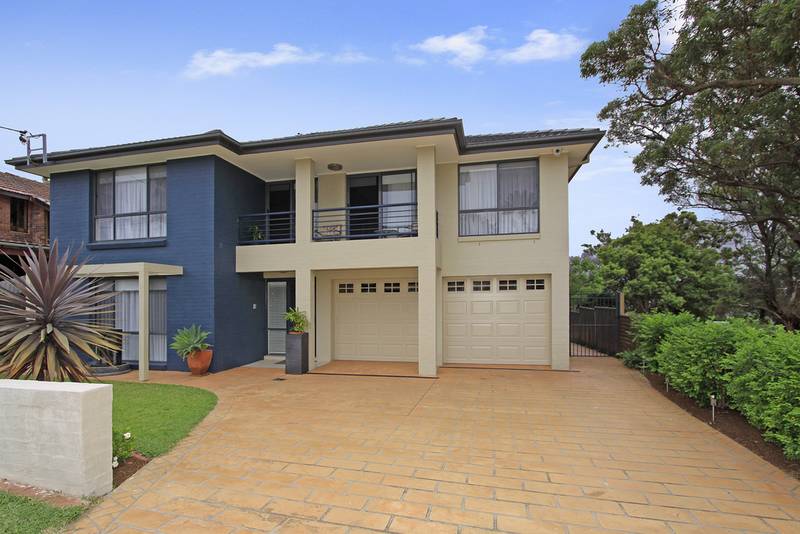 Modern Family Home in Prestige Location Picture 1