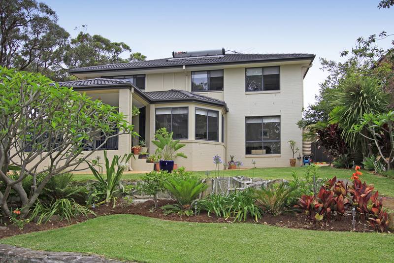 Modern Family Home in Prestige Location Picture 3