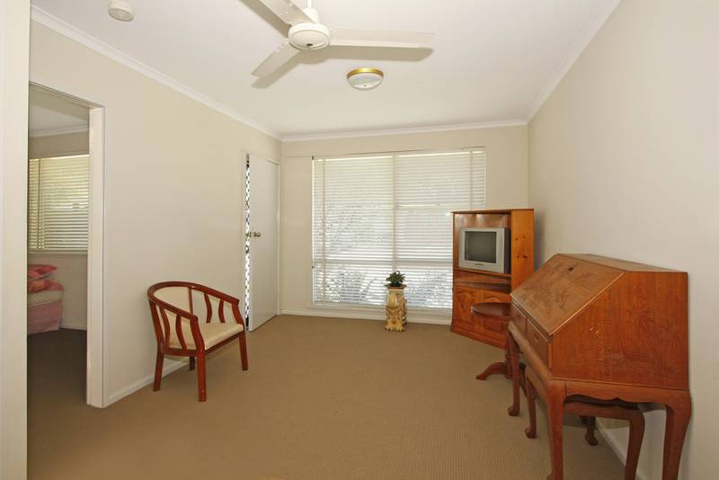 Over 55's 1 Bedroom Villa Style Ground Floor Unit with New Carpet Picture 3