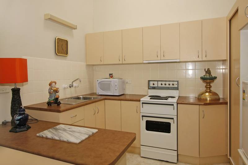 Over 55's 1 Bedroom Villa Style Ground Floor Unit with New Carpet Picture 2