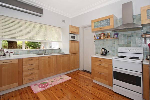 RENOVATED 3 BEDROOM HOUSE Picture 3