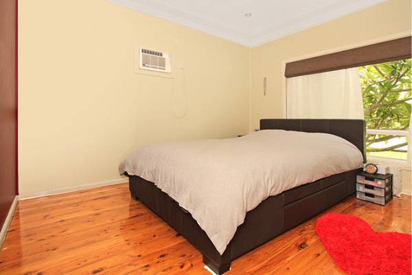 RENOVATED 3 BEDROOM HOUSE Picture 2