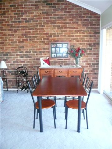 PRISTINE 2 BEDROOM TOWNHOUSE! Picture 2