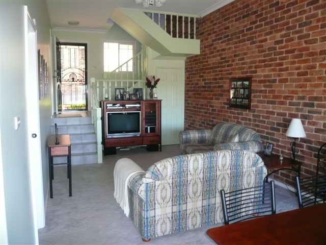 PRISTINE 2 BEDROOM TOWNHOUSE! Picture 3