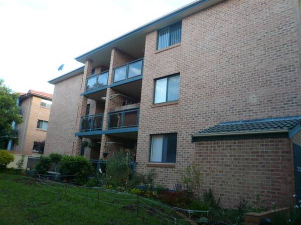 GREAT SIZED 2 BEDROOM UNIT AT REAR OF BLOCK Picture 1