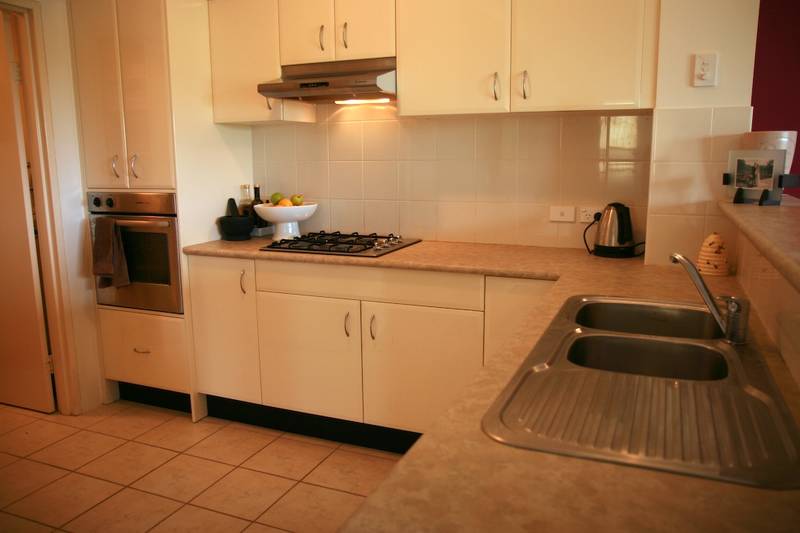 Modern 2 bedroom unit with Air-con, Dishwasher, Lift and Large Balcony Picture 3