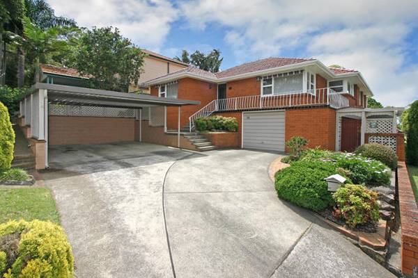 Superbly Maintained Brick Family Home Picture 2