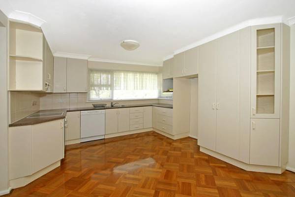 Superbly Maintained Brick Family Home Picture 3