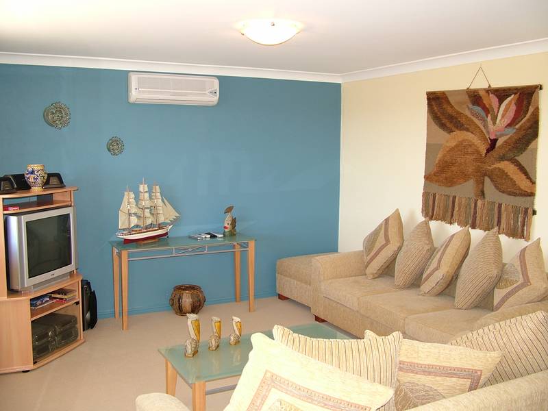 BEAUTIFUL UNIT WITH GREAT VIEWS Picture 3