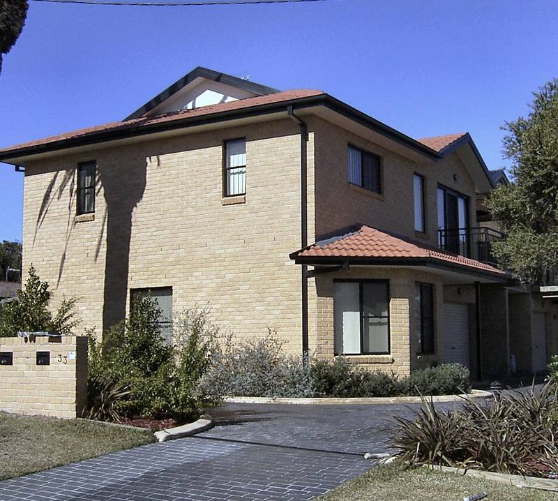 LARGE TOWNHOUSE Picture 1