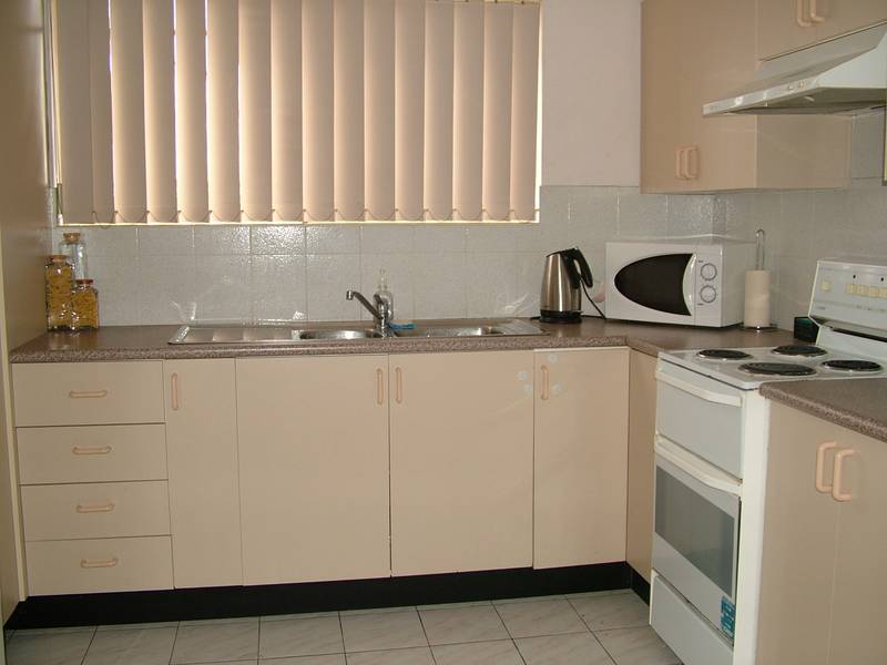 MAIN ROAD POSITION YET QUIET & PRIVATE Picture 3