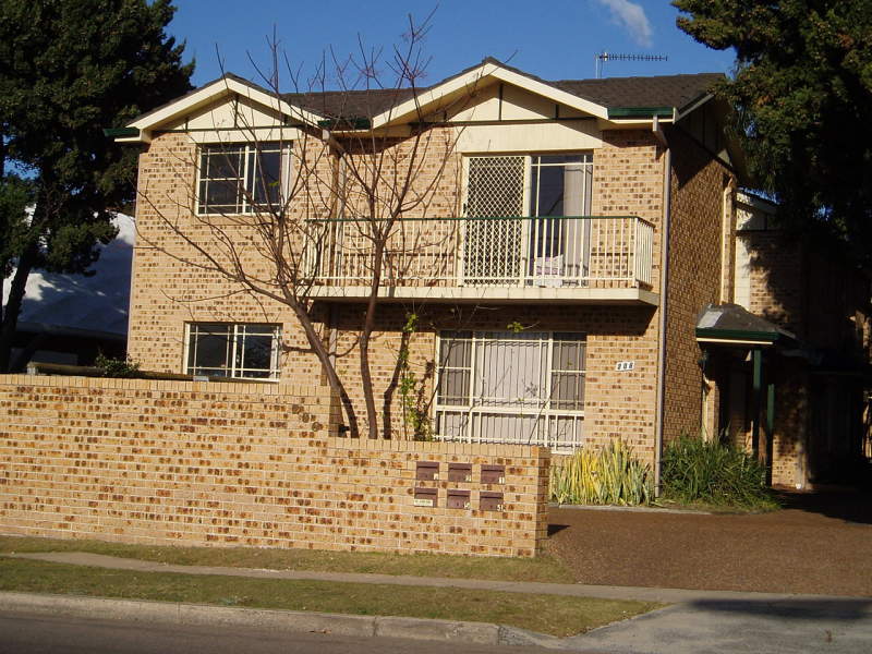 MAIN ROAD POSITION YET QUIET & PRIVATE Picture 2