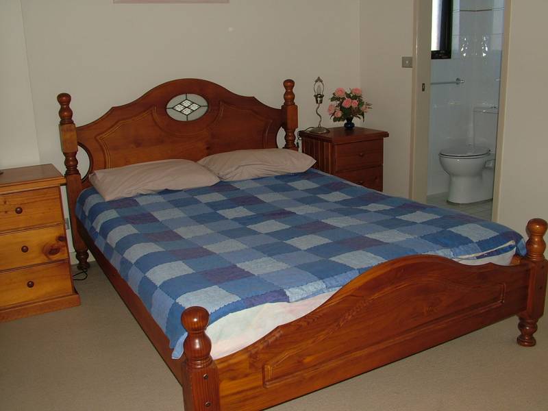 EXECUTIVE STYLE FURNISHED UNIT WITH OCEAN VIEWS Picture 2