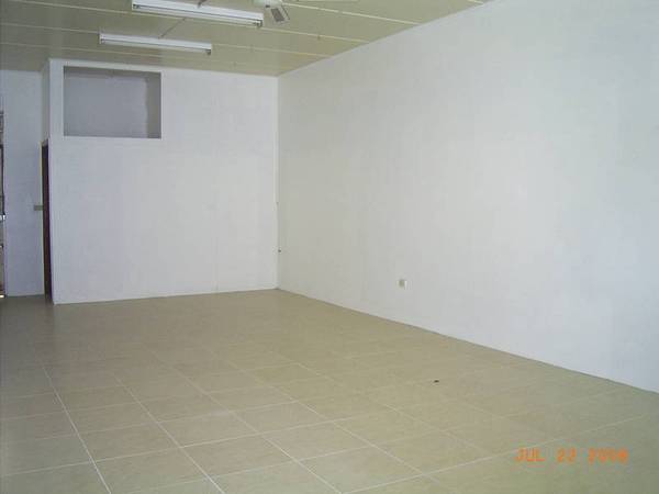 COMMERCIAL SHOP ON MAIN ROAD Picture 3