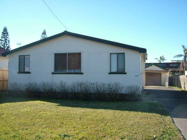 3 BEDROOM HOME ACROSS FROM THE BEACH Picture 1