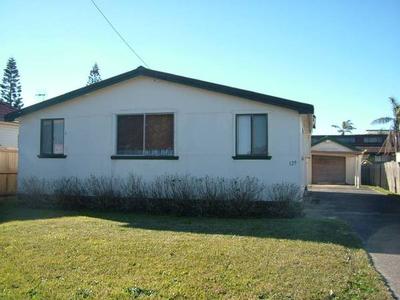 3 BEDROOM HOME ACROSS FROM THE BEACH Picture