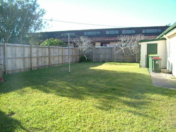 3 BEDROOM HOME ACROSS FROM THE BEACH Picture 2