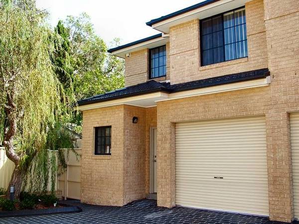 NEAR NEW TOWNHOUSE Picture 1