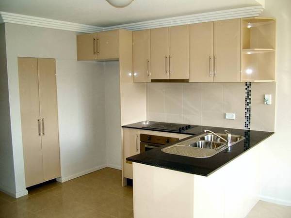 NEAR NEW TOWNHOUSE Picture 2