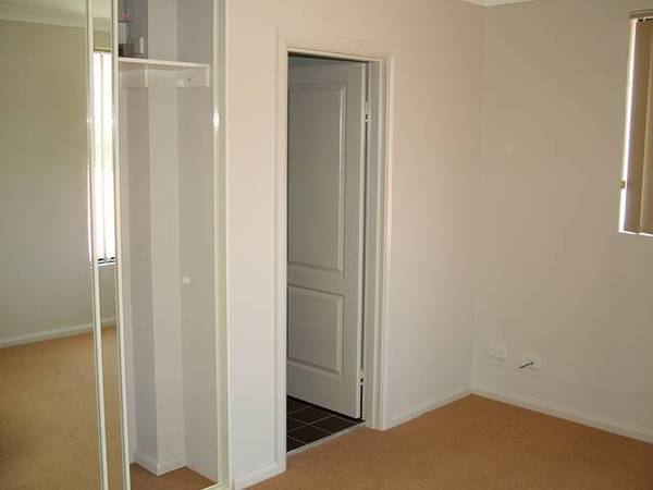 NEAR NEW TOWNHOUSE Picture 3