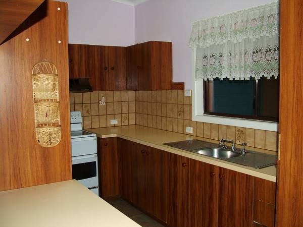 4 BEDROOM FAMILY HOME Picture 2