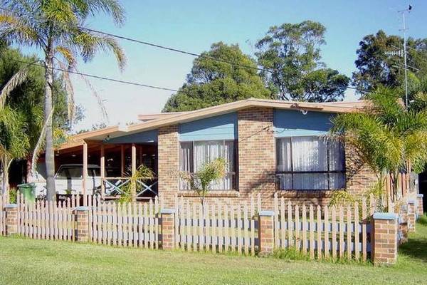 4 BEDROOM FAMILY HOME Picture 1