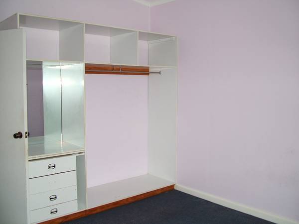 4 BEDROOM FAMILY HOME Picture 3