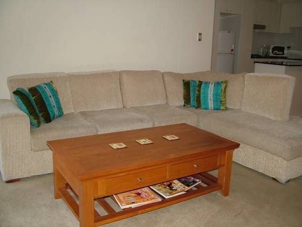 FULLY FURNISHED 2 BEDDER Picture 1